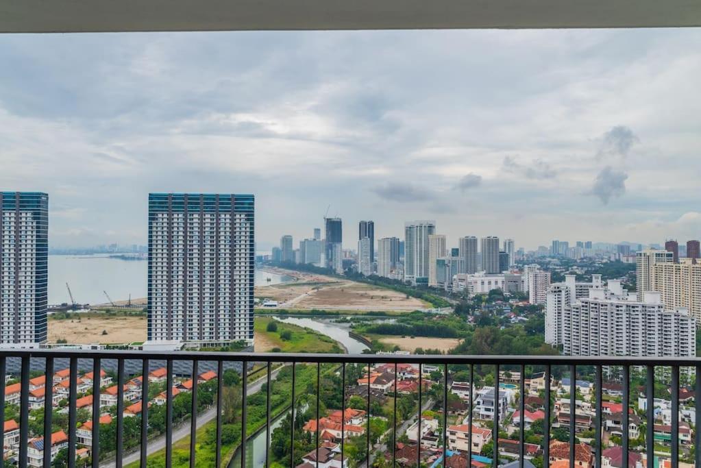 Deluxe Seaview Suite Twin Bed By The Only Bnb Tanjung Tokong Exterior photo